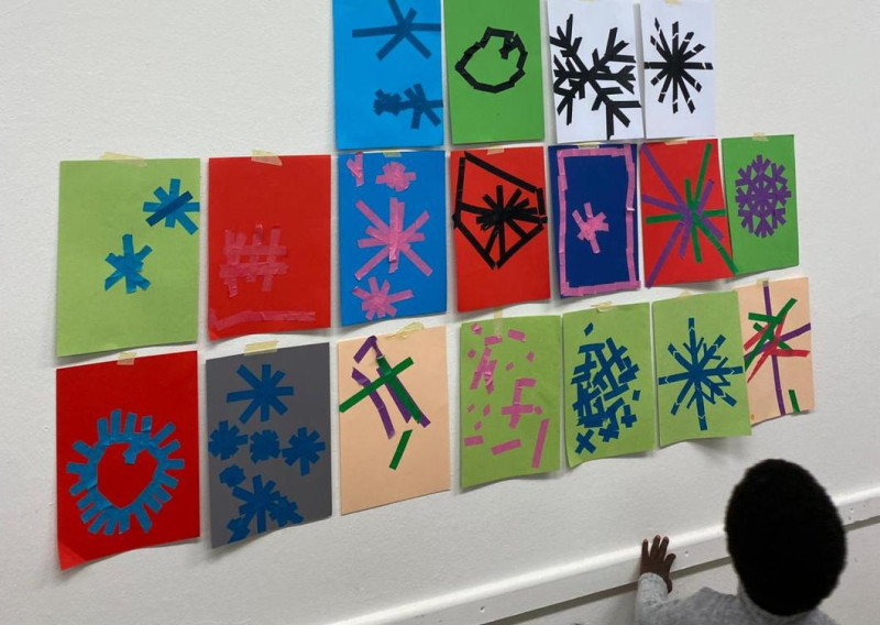 text: 'Bunte Papiercollagen mit verschiedenen Sternen- und Schneeflocken-Motiven an einer Wand, mit einem Kind im Vordergrund'
decorative: false
source: reviewed