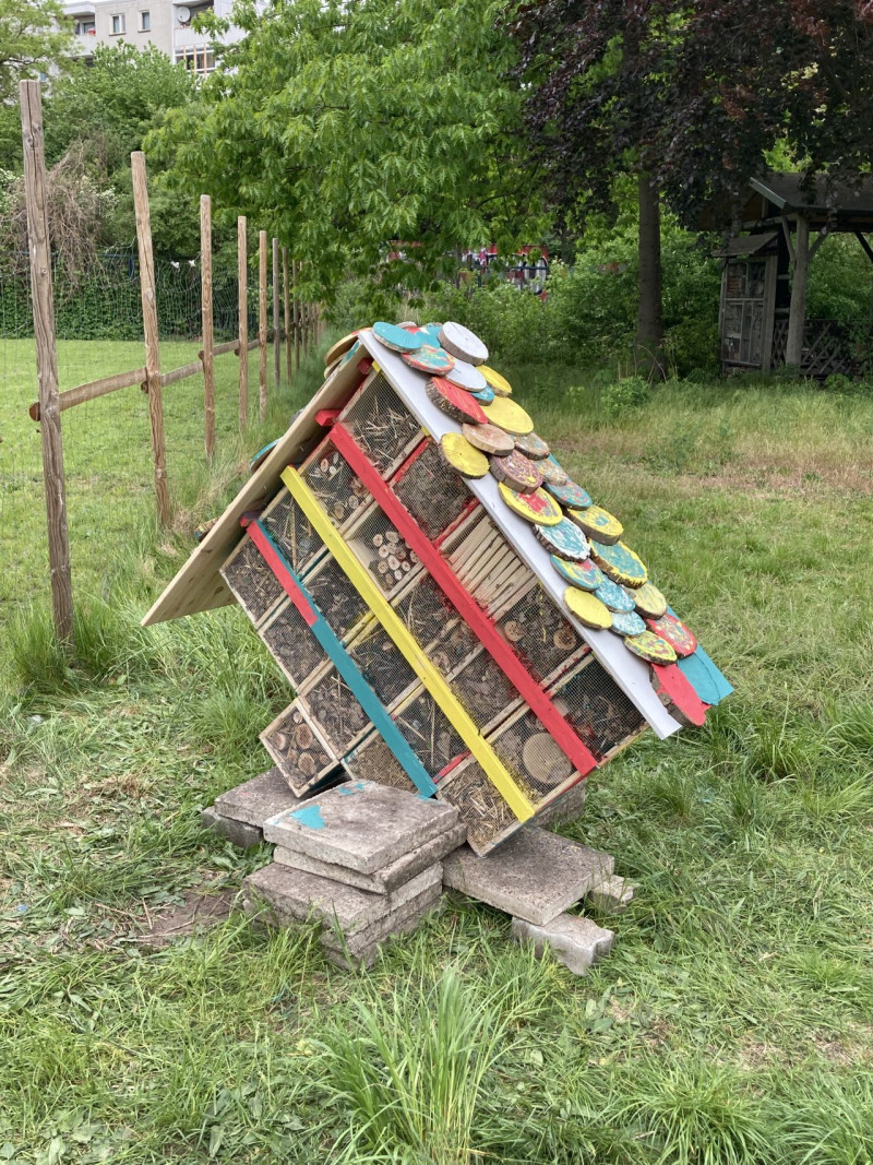 text: >
  Buntes selbstgebautes Insektenhotel aus
  recycelten Materialien mit bemaltem Dach
  in einem Garten
decorative: false
source: reviewed
