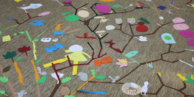 Bunte Papiercollage mit verschiedenen Formen und Linien auf Boden ausgebreitet