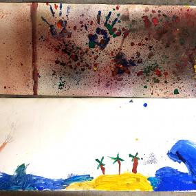 Zwei Kunstwerke übereinander: oben eine abstrakte Komposition mit Handabdrücken und Farbspritzern in Rot und Schwarz, unten eine Kinderzeichnung mit gelber Sonne, blauen Wellen und roten Figuren