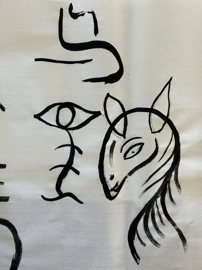 text: >
  Eine schwarze, abstrakte Zeichnung zeigt
  rechts einen stilisierten Tierkopf mit
  langen Linien und links einfache
  symbolhafte Formen wie eine Strichfigur
  und ein Auge.
decorative: false
source: manual