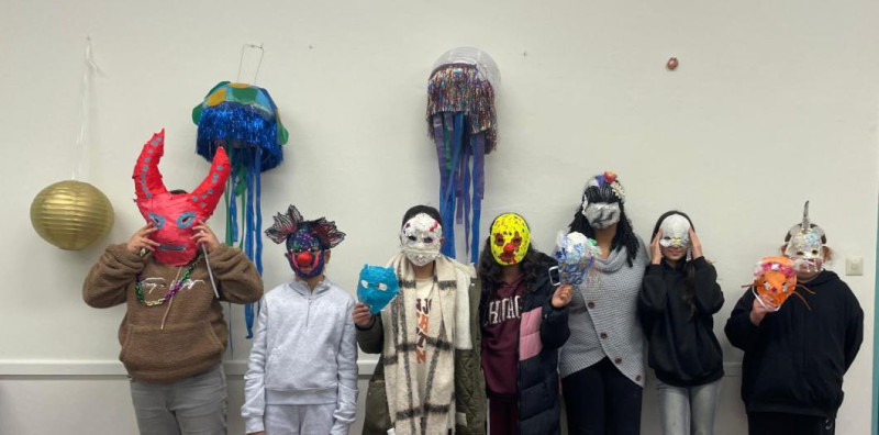 text: >
  Acht Kinder und Jugendliche
  präsentieren ihre selbstgemachten
  Masken in einer Maskenwerkstatt
decorative: false
source: reviewed