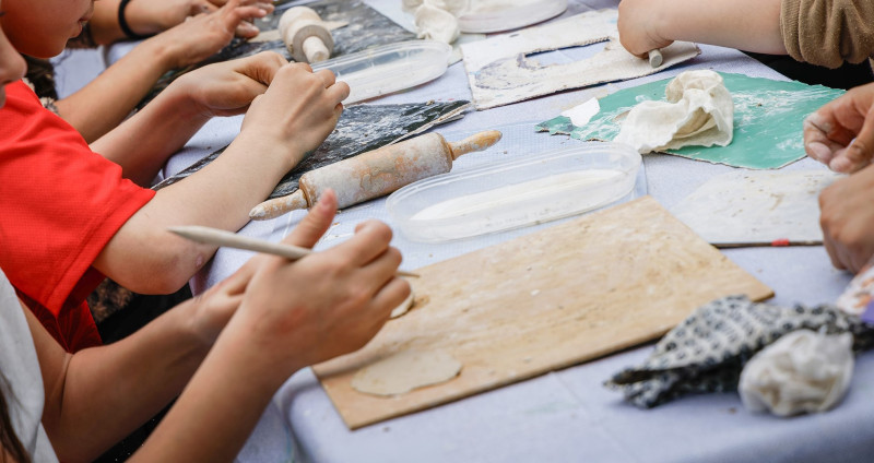 text: >
  Kinder arbeiten gemeinsam an einem
  Keramik-Werkstatt-Projekt und formen Ton
  mit Händen und Werkzeugen
decorative: false
source: reviewed