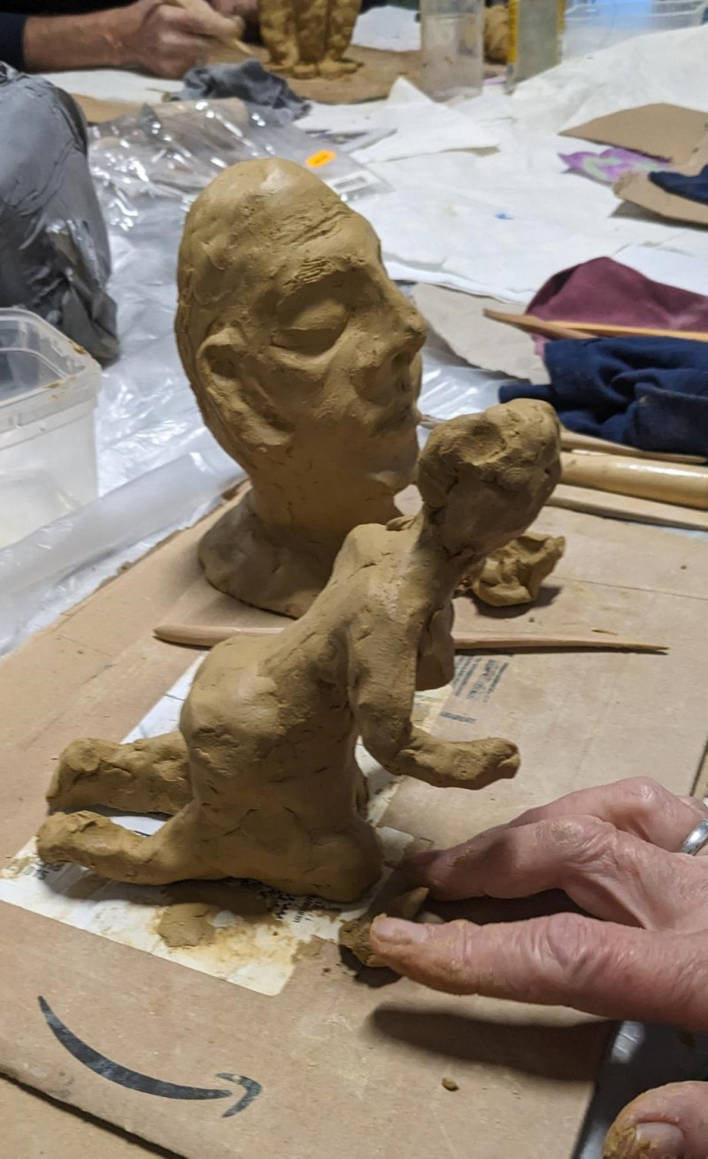 text: 'Keramische Figuren in Arbeit: Ein Kunsthandwerker modelliert Tonarbeiten während eines Keramik-Workshops'
decorative: false
source: reviewed