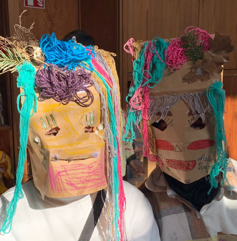 text: >
  Zwei selbstgebastelte Masken aus Pappe
  mit bunten Wollhaaren und bemalten
  Gesichtszügen
decorative: false
source: reviewed