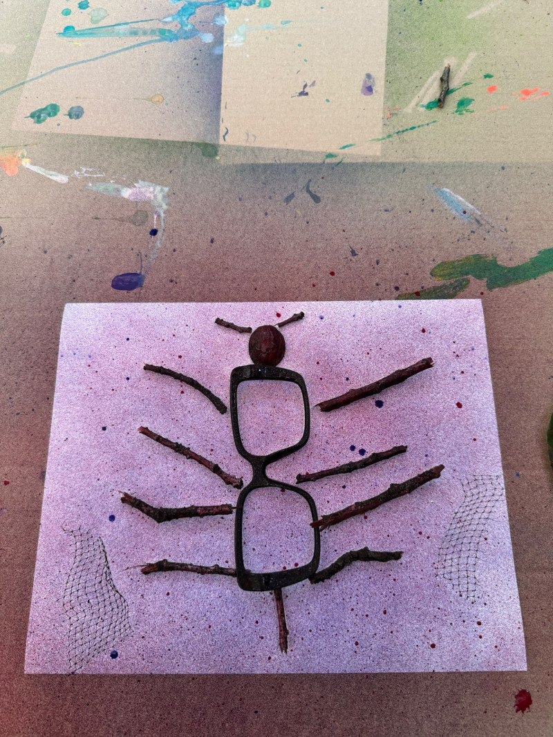 text: >
  Insekt aus Ästen und Naturmaterialien
  auf rosa Papier gebastelt, mit
  geometrischen Formen für Körper und
  ausgebreiteten Beinen
decorative: false
source: reviewed