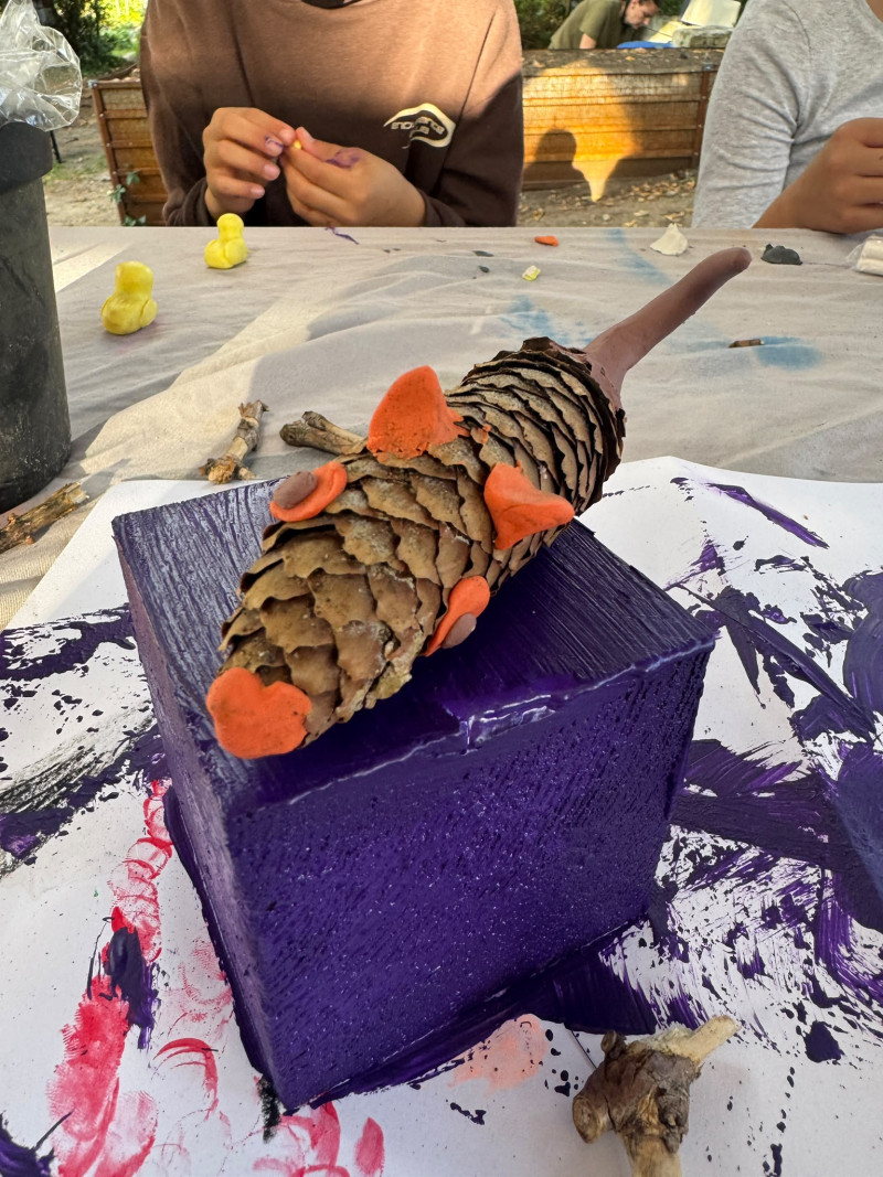 text: >
  Eine kleine Maus angefertigt aus einem
  Tannenzapfen und orangefarbiger Knete
  auf bemalter Holzbasis
decorative: false
source: reviewed