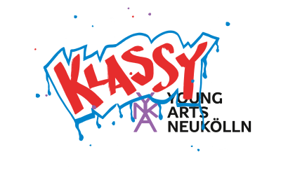 „Logo mit dem Schriftzug ‚KASSY‘ und ‚YOUNG ARTS NEUKÖLLN‘ in Rot, Blau, Violett und Schwarz.“