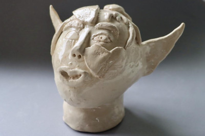 Keramische Skulptur eines dämonischen Kopfes mit Hörnern und geöffnetem Mund
