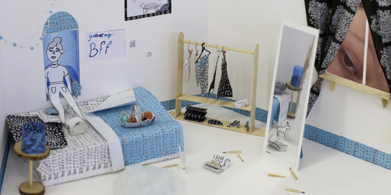 text: >
  Miniatur-Schlafzimmer mit Bett,
  Kleiderstange und Spiegel in
  blau-weißer Farbgebung
decorative: false
source: reviewed
