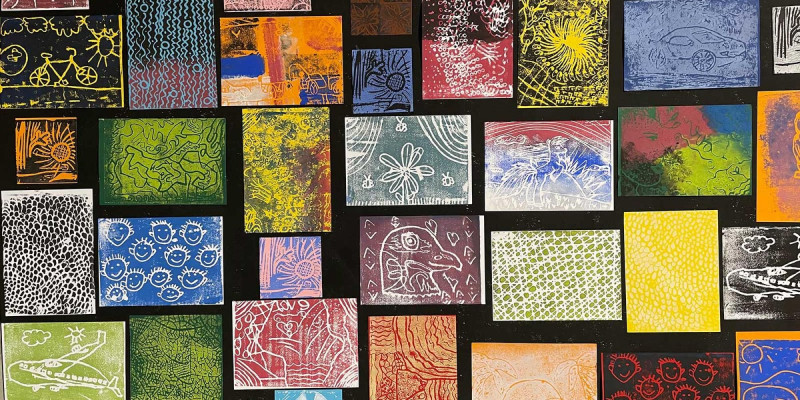 text: >
  Bunte Druck-Kunstwerke von Jugendlichen
  in einer Collage angeordnet
decorative: false
source: reviewed