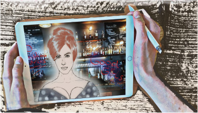 Tablet mit digitaler Zeichnung einer Frau vor Bar-Hintergrund wird in den Händen gehalten