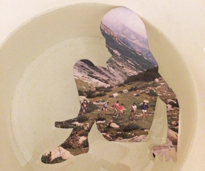 Doppelbelichtung einer Frauensilhouette mit Berglandschaft und Wanderern im Inneren