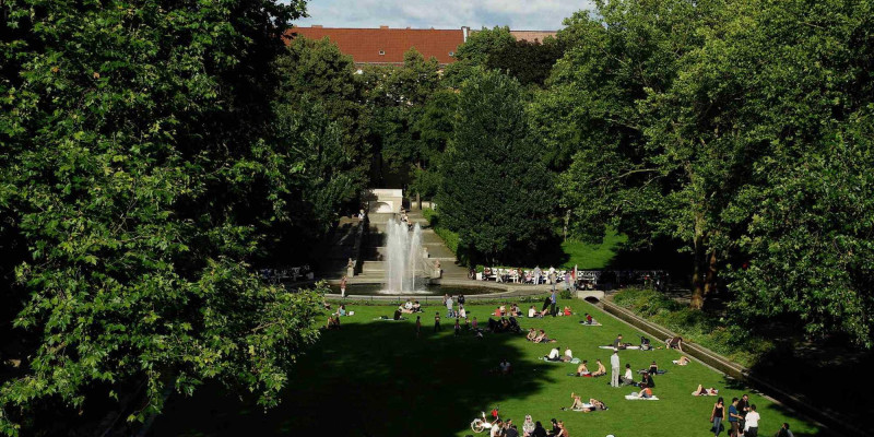 text: >
  „Blick auf den Körnerpark mit
  Springbrunnen, großer Rasenfläche und
  Bäumen.“
decorative: false
source: manual