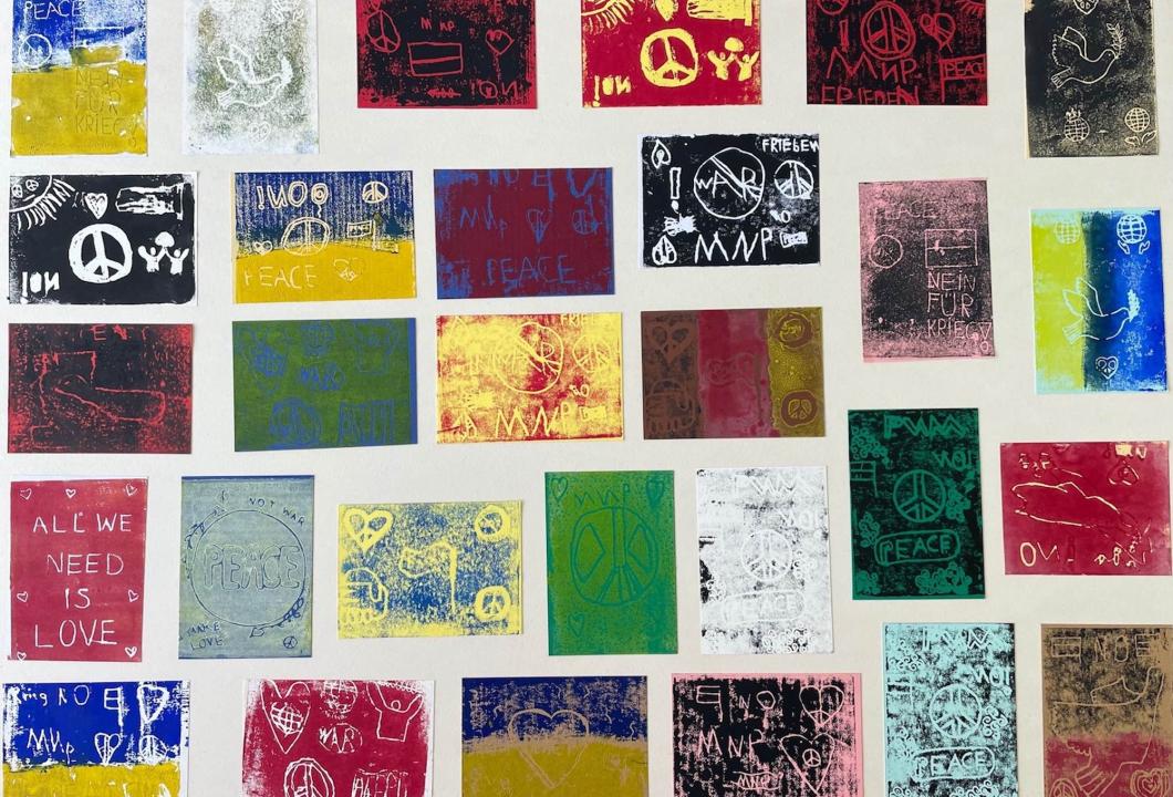 Bunte Linoldruckkarten mit Symbolen für den Frieden