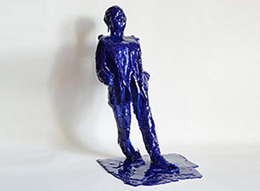 Blaue Tonplastik einer Figur